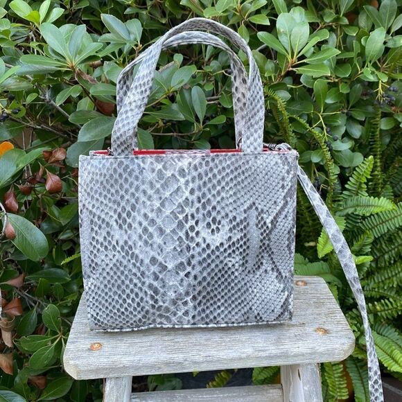 Collections New York Faux Gray Snakeskin Crossbody/Shoulder Bag. EUC! - Picture 2 of 7